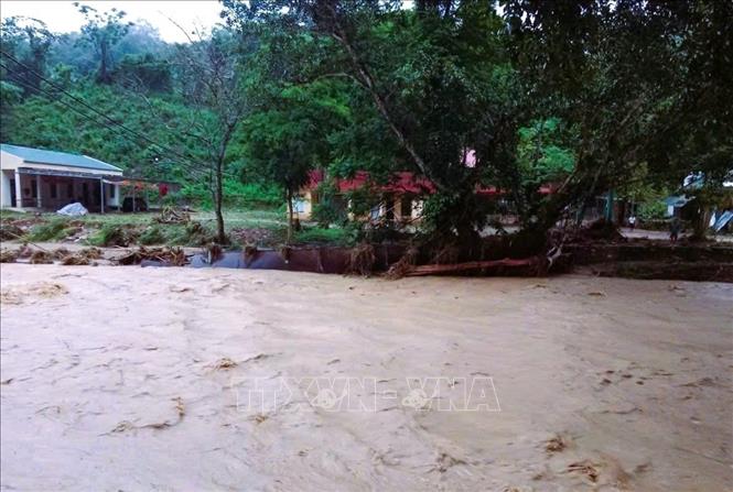 Mực nước trên các con sông, suối ở miền núi phía Tây Nghệ An dâng cao, dòng chảy mạnh, màu nước đục ngầu mang theo nhiều bùn đất, thân, cành cây. Ảnh: TTXVN phát 
