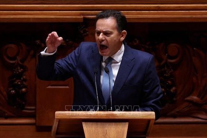 (Tư liệu) Thủ tướng Bồ Đào Nha Luis Montenegro phát biểu tại phiên họp Quốc hội ở Lisbon ngày 21/2/2025. Ảnh: REUTERS/TTXVN 