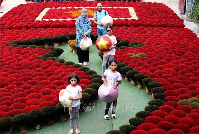 Quang Phu Cau Incense making craft village in the outskirts district of Ung Hoa attracts tourists in weekends. VNA Photo