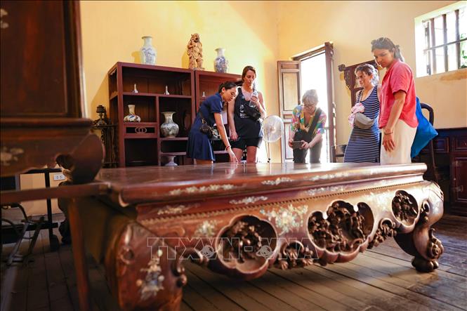 A group of Spanish tourists visit an ancient house at No.87 Ma May Street (Hoan Kiem District), one of 14 ancient houses in Hanoi built in the late 19th century. VNA Photo