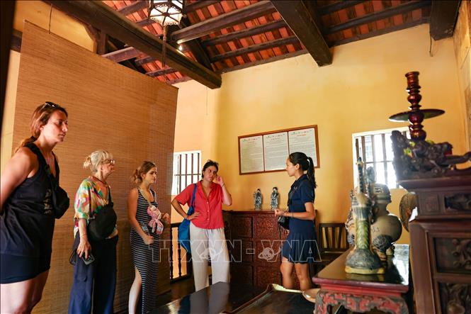 A group of Spanish tourists visit an ancient house at No.87 Ma May Street (Hoan Kiem District), one of 14 ancient houses in Hanoi built in the late 19th century. VNA Photo