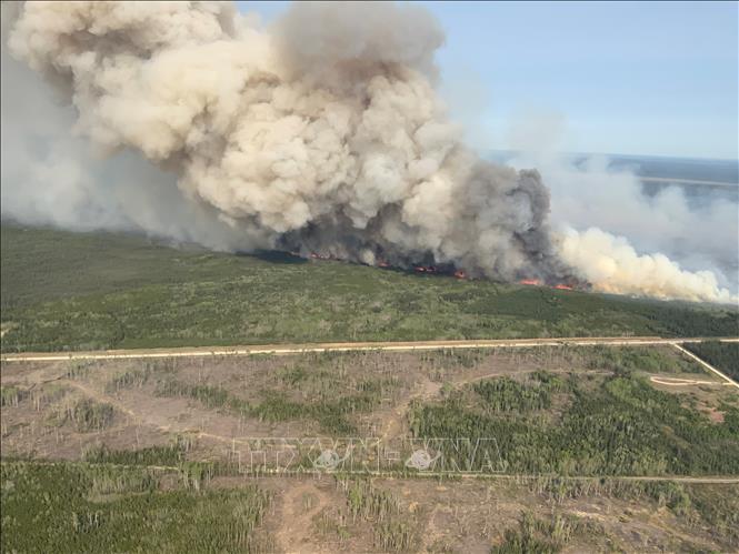 Khói bốc ngùn ngụt từ đám cháy rừng ở Wanless, Manitoba, Canada. Ảnh: THX/TTXVN