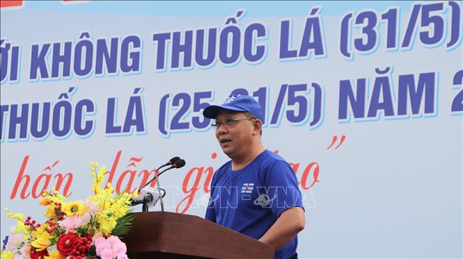 Ông Trần Chí Hùng, Phó Chủ tịch UBND tỉnh Hậu Giang phát biểu tại lễ mít tinh. Ảnh: Hồng Thái - TTXVN