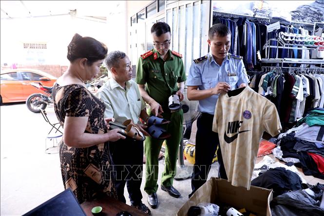 Lực lượng quản lý thị trường tỉnh Tuyên Quang kiểm tra một cơ sở kinh doanh thời trang. Ảnh: Quang Cường - TTXVN