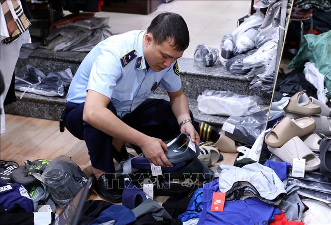 Lực lượng quản lý thị trường tỉnh Tuyên Quang kiểm tra một cửa hàng kinh doanh thời trang tại phường Minh Xuân, thành phố Tuyên Quang. Ảnh: Quang Cường - TTXVN