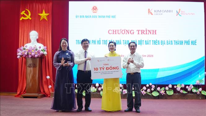 Trao hỗ trợ kinh phí 10 tỷ đồng xoá nhà tạm, dột nát cho thành phố Huế. Ảnh: Mai Trang - TTXVN