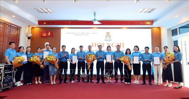 Chủ tịch Liên đoàn Lao động tỉnh Bắc Giang Nguyễn Văn Cảnh trao quyết định thành lập các công đoàn cơ sở. Ảnh: Đồng Thúy - TTXVN