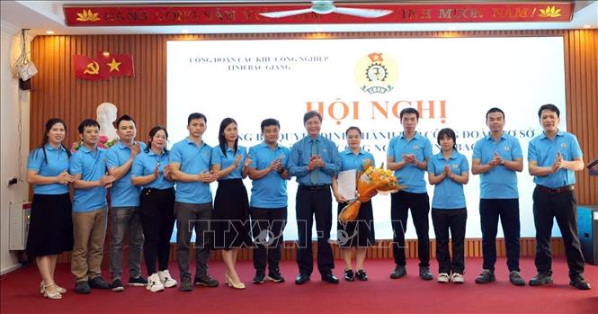 Chủ tịch Liên đoàn Lao động tỉnh Bắc Giang Nguyễn Văn Cảnh trao quyết định thành lập công đoàn cơ sở. Ảnh: Đồng Thúy - TTXVN