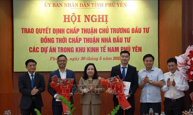 Lãnh đạo tỉnh Phú Yên tặng hoa chúc mừng các nhà đầu tư. Ảnh: Xuân Triệu - TTXVN