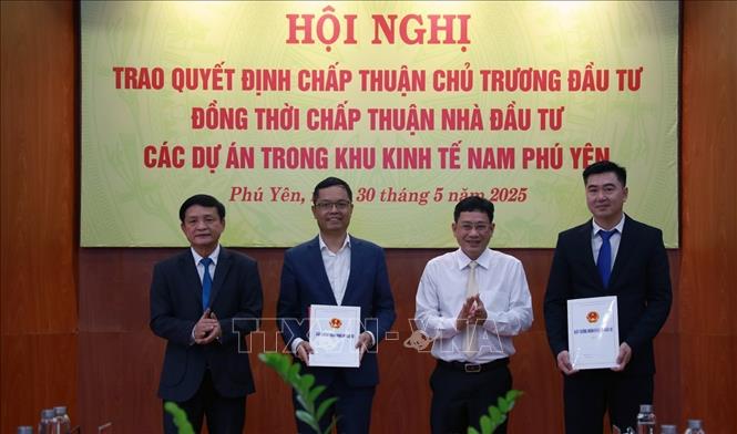 Lãnh đạo tỉnh Phú Yên trao quyết định chủ trương đầu tư cho các doanh nghiệp. Ảnh: Xuân Triệu - TTXVN