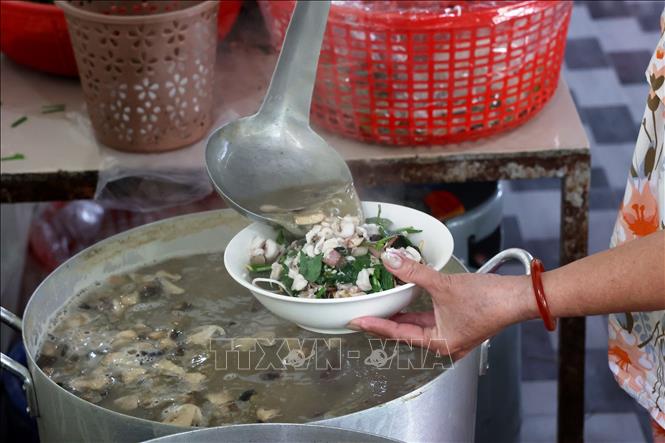 Nước dùng của món bún nước lèo là sự kết hợp giữa mắm bò hóc, thịt cá lóc, cá kèo, cá ngát lọc xương hoặc tôm, tép, thịt heo và nấm rơm,… Ảnh: Hồng Đạt - TTXVN

