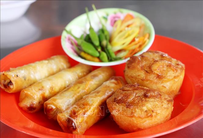 Chả giò (nem rán) và bánh giá dùng ăn kèm với bún nước lèo. Ảnh: Hồng Đạt - TTXVN
