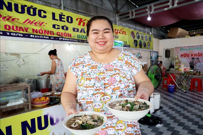 Chị Kim Tiên Tiên, chủ quán Kim Tuyến nổi tiếng Trà Vinh, giới thiệu đặc sản bún nước lèo tới thực khách.
Ảnh: Hồng Đạt - TTXVN