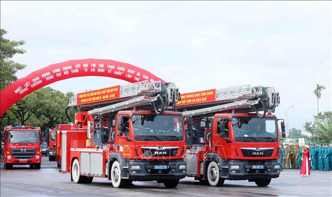 Lễ diễu hành biểu dương lực lượng PCCC và CNCH. Ảnh: Phạm Kiên - TTXVN