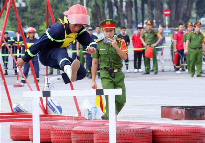 Các đội tuyển thi đấu môn thi 4x100m chạy tiếp sức cứu người và chữa cháy. Ảnh: Phạm Kiên - TTXVN
