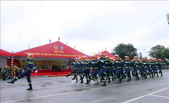 Cán bộ, chiến sĩ PCCC và CNCH diễu hành biểu dương lực lượng. Ảnh: Phạm Kiên - TTXVN