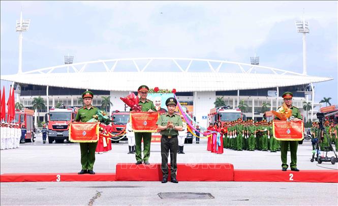 Trung tướng Lê Văn Tuyến, Thứ trưởng Bộ Công an trao giải Nhất toàn đoàn cho đội tuyển Công an thành phố Hà Nội, giải Nhì Công an thành phố Hồ Chí Minh và giải Ba trường Đại học PCCC. Ảnh: Phạm Kiên - TTXVN