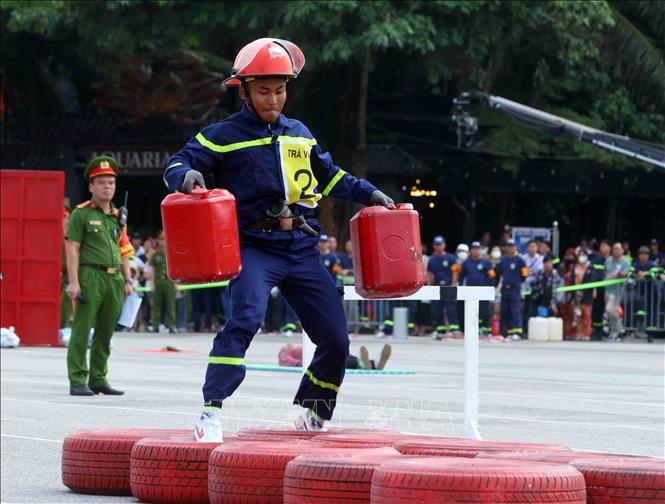 Các đội tuyển thi đấu môn thi 4x100m chạy tiếp sức cứu người và chữa cháy. Ảnh: Phạm Kiên - TTXVN