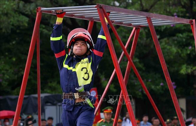 Các đội tuyển thi đấu môn thi 4x100m chạy tiếp sức cứu người và chữa cháy. Ảnh: Phạm Kiên - TTXVN
