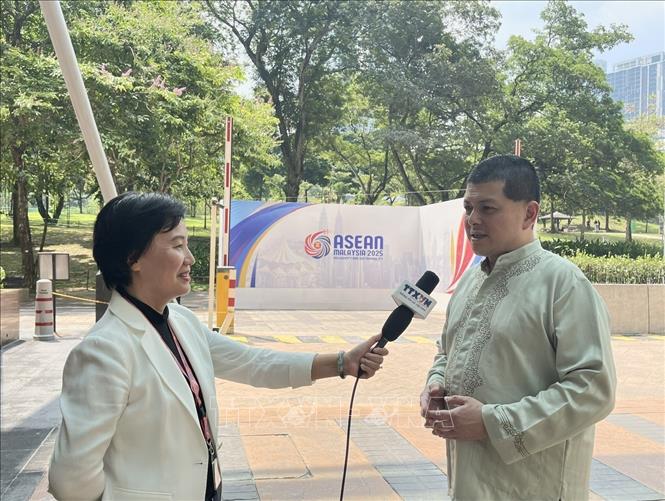 Cố vấn cấp cao Trung tâm nghiên cứu Thái Bình Dương của Malaysia, Tiến sỹ Oh Ei Sun trả lời phỏng vấn. Ảnh: Thành Trung - TTXVN