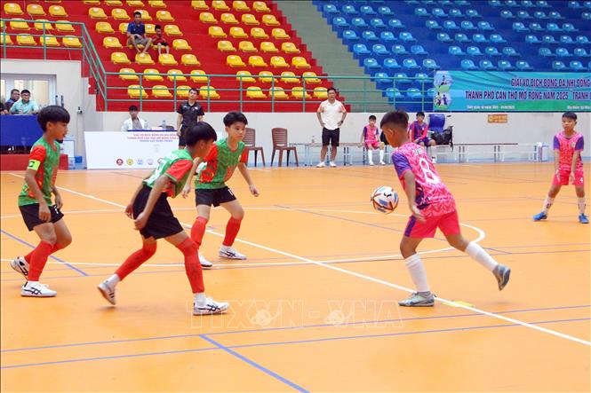 Trận thi đấu sau lễ khai mạc. Ảnh: Trung Kiên - TTXVN