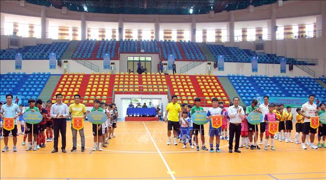 Ban tổ chức trao cờ lưu niệm cho các đội tham gia. Ảnh: Trung Kiên - TTXVN