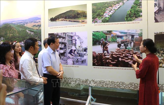 Giới thiệu hình ảnh làng nghề gốm Quảng Đức tại Bảo tàng tỉnh Phú Yên. Ảnh: Tường Quân - TTXVN