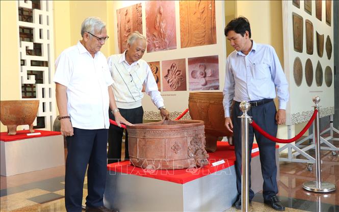 Các chuyên gia tìm hiểu sản phẩm gốm Quảng Đức tại Bảo tàng tỉnh Phú Yên. Ảnh: Tường Quân - TTXVN