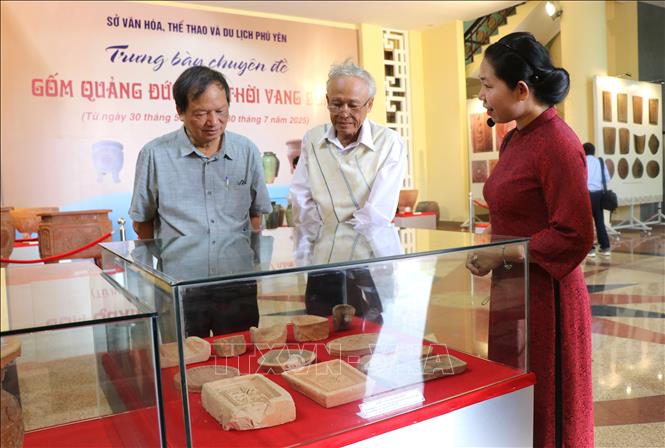 Trưng bày chuyên đề “Gốm Quảng Đức một thời vang bóng”. Ảnh: Tường Quân - TTXVN