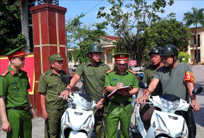 Lực lượng công an xã Văn Hải quán triệt, phân công nhiệm vụ trước khi xuống cơ sở tuyên truyền cho nhân dân về công tác giữ gìn an ninh trật tự. Ảnh: Trọng Đức - TTXVN