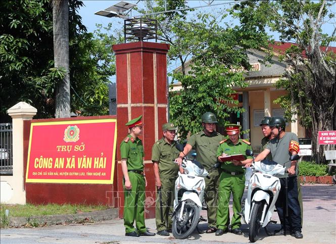 Lực lượng công an xã Văn Hải quán triệt, phân công nhiệm vụ trước khi đi cơ sở tuyên truyền cho nhân dân về công tác giữ gìn an ninh trật tự. Ảnh: Trọng Đức - TTXVN