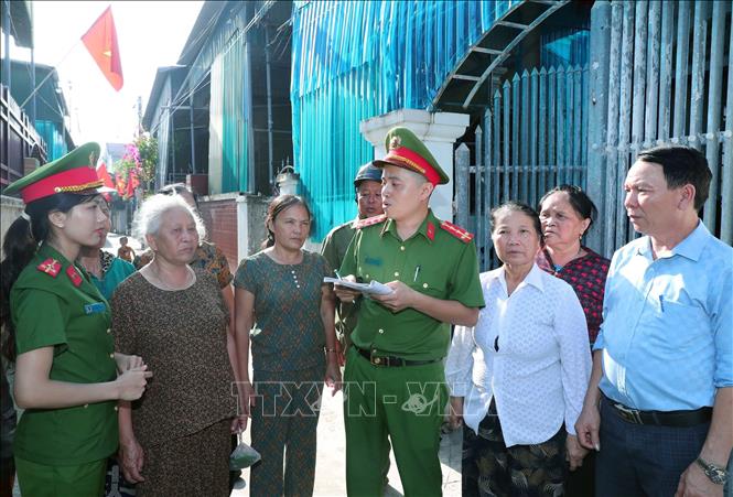 Lực lượng công an xã Văn Hải tuyên truyền, phổ biến pháp luật về phòng chống ma túy, tội phạm trên địa bàn thôn 1 xã Văn Hải. Ảnh: Trọng Đức - TTXVN