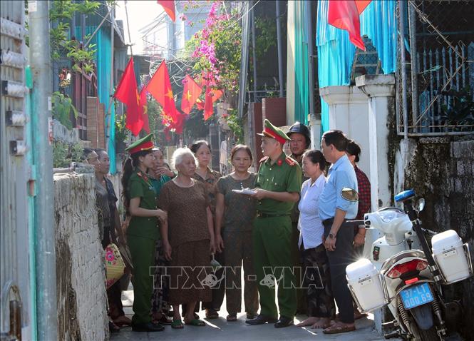 Lực lượng công an xã Văn Hải tuyên truyền, phổ biến pháp luật về phòng chống ma túy, tội phạm trên địa bàn thôn 1 xã Văn Hải. Ảnh: Trọng Đức - TTXVN