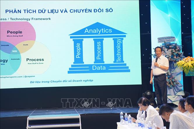 Chuyên gia trình bày tham luận tại Hội nghị. Ảnh: Mai Trang - TTXVN                            