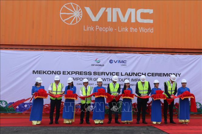 Các đại biểu cắt băng khai trương tuyến dịch vụ vận tải Mekong Express. Ảnh: Ngọc Thiện - TTXVN
