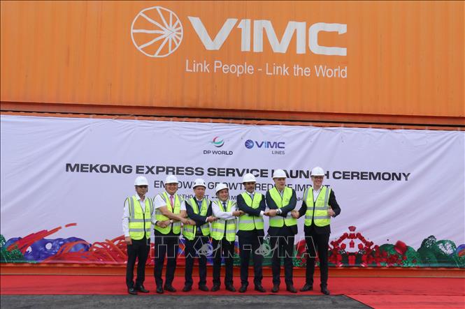 Các đại biểu thực hiện nghi thức thắt chặt hợp tác phát triển. Ảnh: Ngọc Thiện - TTXVN