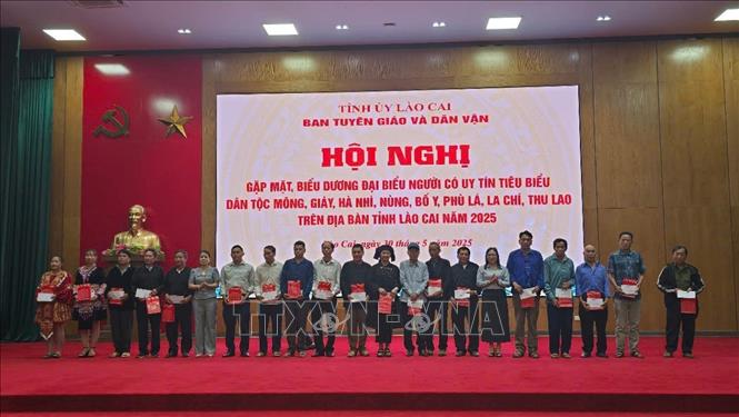 Trao quà cho các đại biểu là người dân tộc thiểu số có uy tín tiêu biểu. Ảnh: Hương Thu -TTXVN 