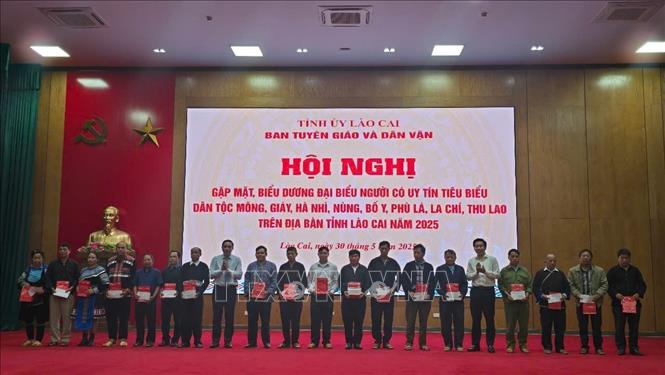 Trao quà cho các đại biểu là người dân tộc thiểu số có uy tín tiêu biểu. Ảnh: Hương Thu -TTXVN 