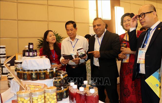Đại biểu tham quan gian hàng Halal. Ảnh: Văn Đức - TTXVN 