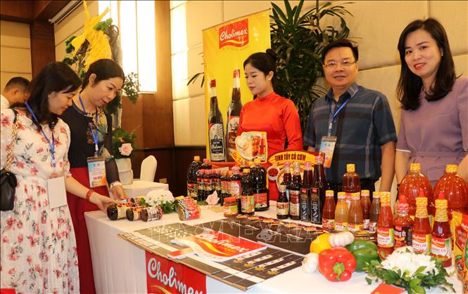 Đại biểu tham quan gian hàng Halal. Ảnh: Văn Đức - TTXVN 