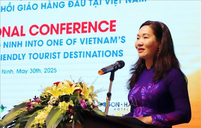 Phó Chủ tịch UBND tỉnh Quảng Ninh Nguyễn Thị Hạnh phát biểu. Ảnh: Văn Đức - TTXVN