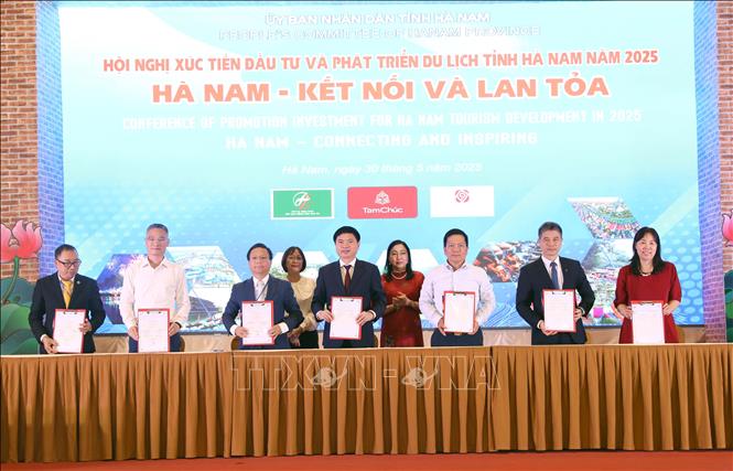 UBND tỉnh Hà Nam đã ký kết hợp tác phát triển du lịch với các đối tác là các Tập đoàn, doanh nghiệp, câu lạc bộ lữ hành, các trường đại học, cao đẳng trên cả nước. Ảnh: Thanh Tuấn - TTXVN