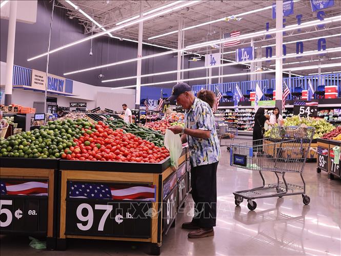 Người dân mua sắm tại siêu thị ở Los Angeles, California, Mỹ. Ảnh: THX/TTXVN