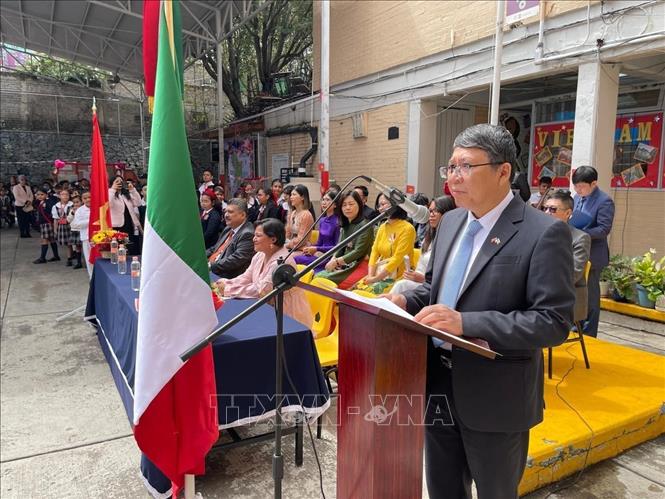 Đại sứ Nguyễn Văn Hải phát biểu tại buổi lễ kỷ niệm 50 năm quan hệ Việt Nam - Mexico trong khuôn viên trường. Ảnh: TTXVN phát
