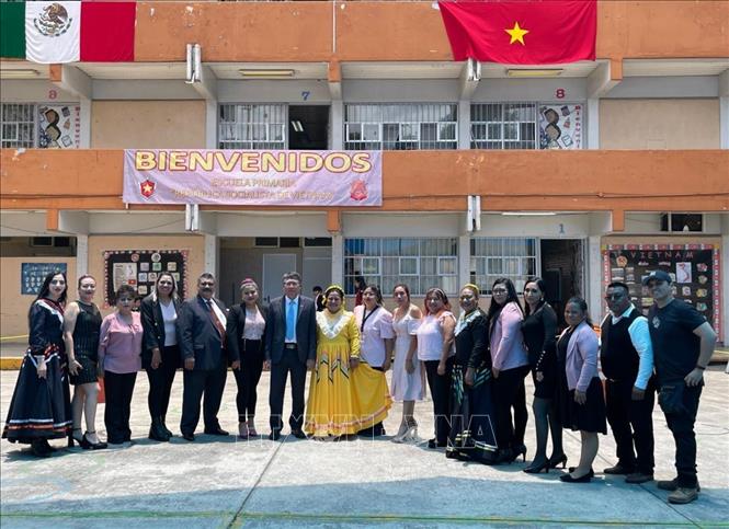 Đại sứ Nguyễn Văn Hải cùng đại diện lãnh đạo và giáo viên trường. Ảnh: TTXVN phát
