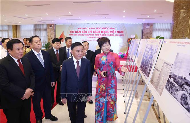 Tổng Giám đốc TTXVN Vũ Việt Trang giới thiệu trưng bày ảnh chuyên đề 