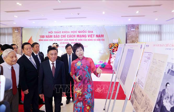 Tổng Giám đốc TTXVN Vũ Việt Trang giới thiệu trưng bày ảnh chuyên đề 