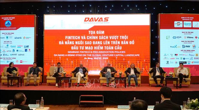 Các chuyên gia, nhà nghiên cứu trong nước và quốc tế tham dự Tọa đàm trong khuôn khổ Diễn đàn. Ảnh: Quốc Dũng - TTXVN