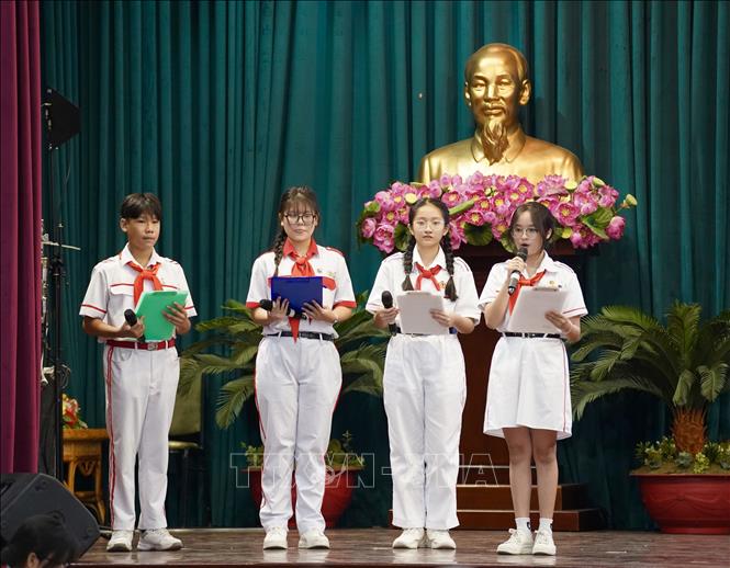 Nhóm đại biểu thiếu nhi trình bày ý kiến. Ảnh: Trung Tuyến – TTXVN