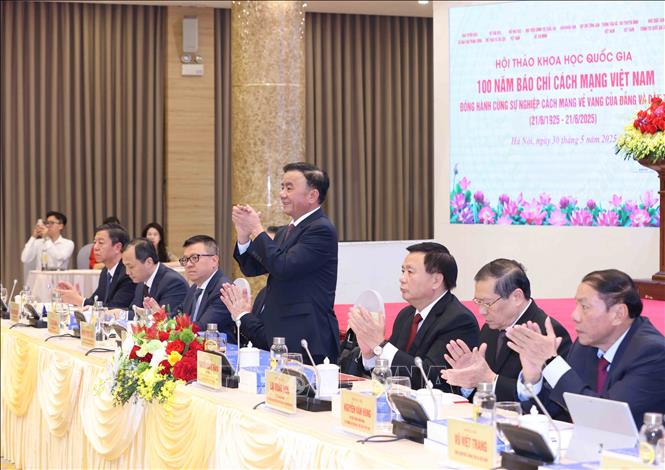 Thường trực Ban Bí thư Trần Cẩm Tú cùng các đồng chí tham gia chủ trì hội thảo. Ảnh: Phương Hoa - TTXVN